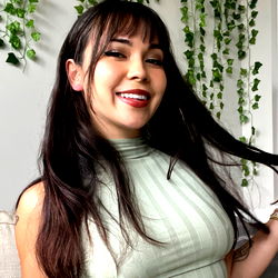 Pragtige Model in 'n Kleerdoek - 'n Unieke Visuele Ervaring