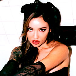 Pragtige Model in Swart Glové - Unieke Foto