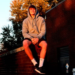 Model in 'n Swart Hoodie - 'n Unieke Prentjie