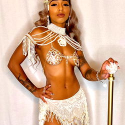 Pragtige Model in 'n Verfyn Verfêre Skortasie