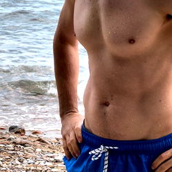 Atolieke Skouspel: 'Tony' in Blou Badpak