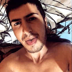 Pragtige Man Model - Ultigama in 'n Stripping-Opstelling