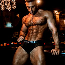 Speelse en Stoer Model in Volle Kracht!