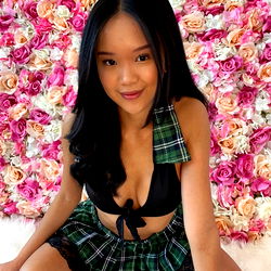 Pragtige Vroulike Model in 'n Plaid Skort - OnlyFans Inspirasie