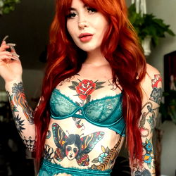 Pragtige Model met Impressiewe Tattoo-Werk in Phoenix