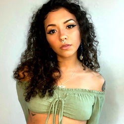 Pragtige Model in 'n Romerige Blouse - Luna Morgan