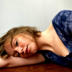 Pragtige Model in Ontwer Blou - Afrikaanse Beskrywing