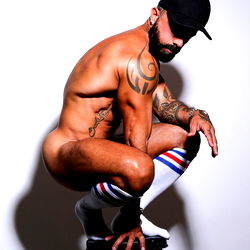 Sensuele Man in Stad se Stilte - Unieke Model Afbeelding