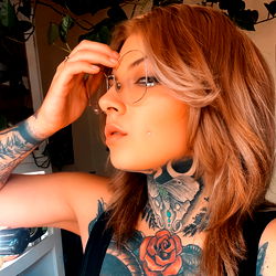 Pragtige Model met Opvallende Tattoo's