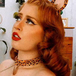 Pragtige Vrou met Leopard-halsband - OnlyFans Model