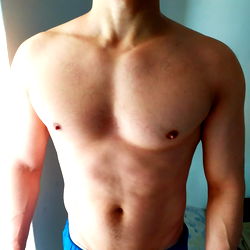 Matous model met muskulêre bouwêle – Ontdek Ronny Promo!