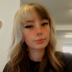 Pragtige Vroue Model - Little Pixie Kitten