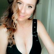 Pragtige Model Sweettonii in 'n Duisendubbel Diepte Swart Top