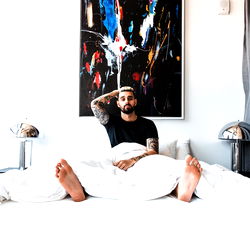 Sensuele man in wit, perfekte vir OnlyFans