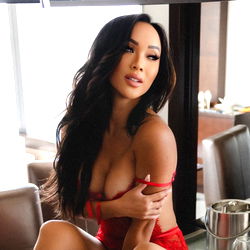 Pragtige Vroulike Model in Rood - Unieke Sensualiteit