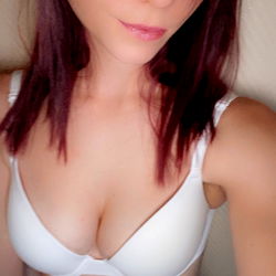 Pragtige Vroulike OnlyFans Model in Witte Sportbroek