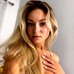 Pragtige Model in 'n Intiem Setting – Honey Land