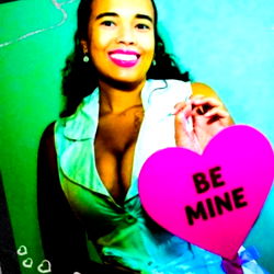 Pragtige Vrou in 'n Streeks Skouspel