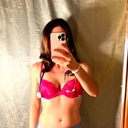 Pragtige Nurse in Rooi Onderwerp - OnlyFans Model