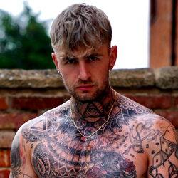 Ontdek 'n Vurig Model met 'n Kragtige Tattoo-Portfolio