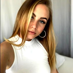 Pragtige Model in 'n Stoeletjie - OnlyFans 🦋 𝐇𝐨𝐥𝐥𝐲 𝐂𝐥𝐮𝐞 🦋