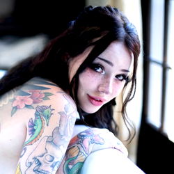 Pragtige Model met Fantastiese Tattoo-werk