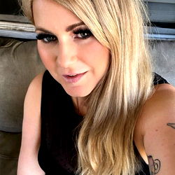 Pragtige Blond Model – Ontdek Munica Cooley's Voorkoms!