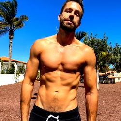 Speelse en Getoonde Model in die Son – DennisXL 💦