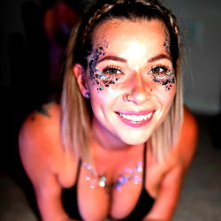 Pragtige Model met Glitter - Unieke Gesigskuns