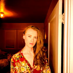 Pragtige Vrouelike Model - Ellie Savage