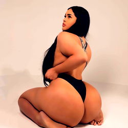 Sensuele Model in Swart Badpak - 'n Onvergeëdigde Visuele Ervaring