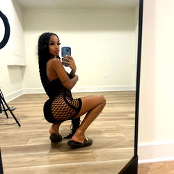 Sensuele Model in Verworskend Mesh – Een Unieke Bekendstelling