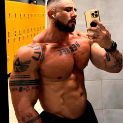 Model Andres: Onverslaan Spierkrag en Uitbeeldende Skouspel