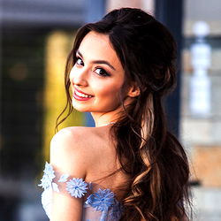 Pragtige Vrou met Ligte Kleuragtige Outfits – OnlyFans Model