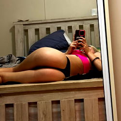 Pragtige vrou in aantreklik badlangrokkie - OnlyFans Model