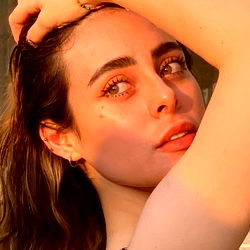 Pragtige Vrouelike Model in 'n Sensuele Opstelling