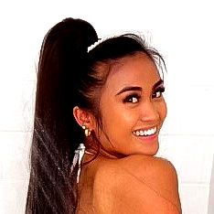 Pragtige Vrouelike Model in 'n Verkoelende Outfits