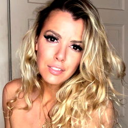 Pragtige Blond Haarmodel - Ontdek Lala Land se Sensuele Skoonheid