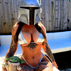 Pragtige Vrou in 'n Blote Outfit – Queenie 👑