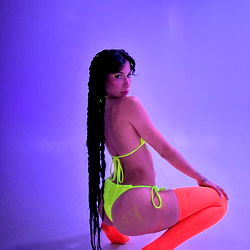 Pragtige vrou in 'n bikini - Baddie Lex se sensuele posering