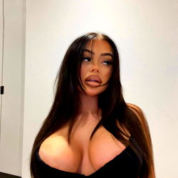 Pragtige vrou in swart plag, ideaal vir OnlyFans