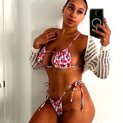 Sensuele Model in 'n Pragtige Roooi Ensui