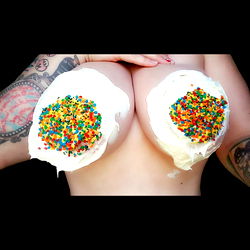 Pragtige Model met 'n Tattoeëring – Unieke Uitbeelding