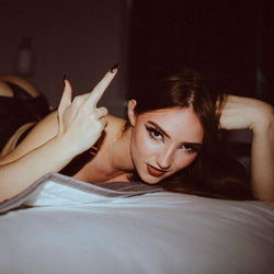 Pragtige Model in Donker Omringting