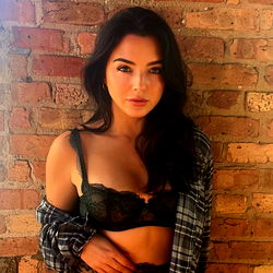 Pragtige Vrouelike Model in Swart BH - Ontdek Lyla