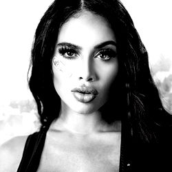 Pragtige Vroue - Victoria June se Sensuele Uitbeelding