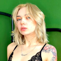 Pragtige vroue-model met tattoos – Roxy Loove