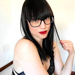 Pragtige Vrouelike Model in Stad