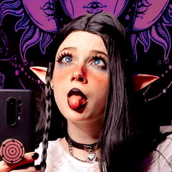 Pragtige Model met Oogverwagter Uitdrukking - Ave Ria