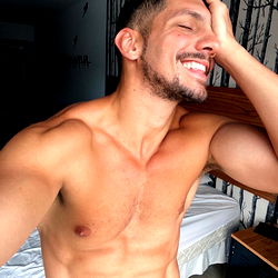 Speelse en muskulêre man – OnlyFans Model